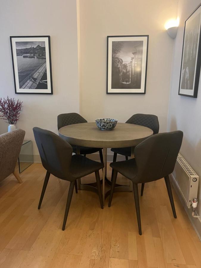 2 Bedroom Just Off Kings Road Apartament Londra