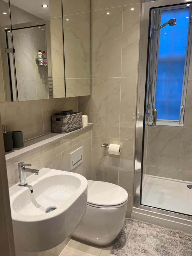 2 Bedroom Just Off Kings Road Apartament