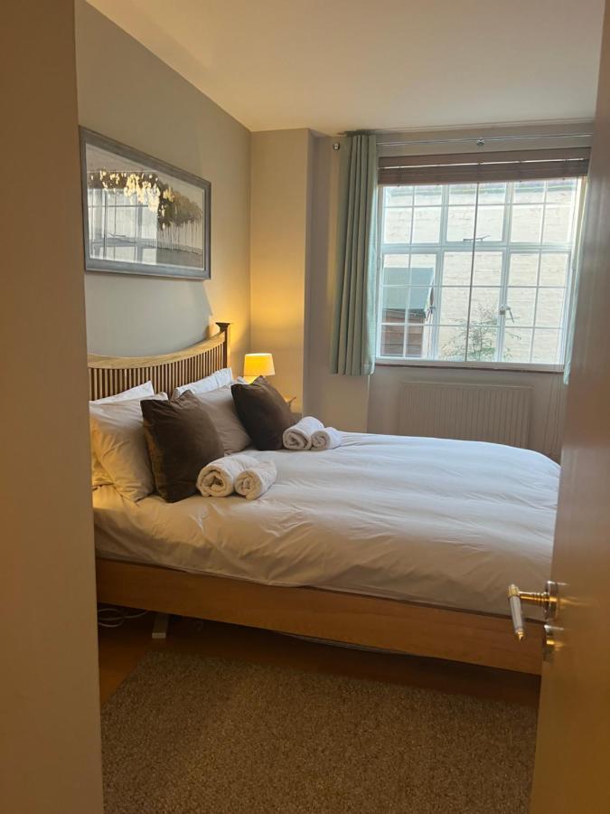 2 Bedroom Just Off Kings Road Apartament Londra