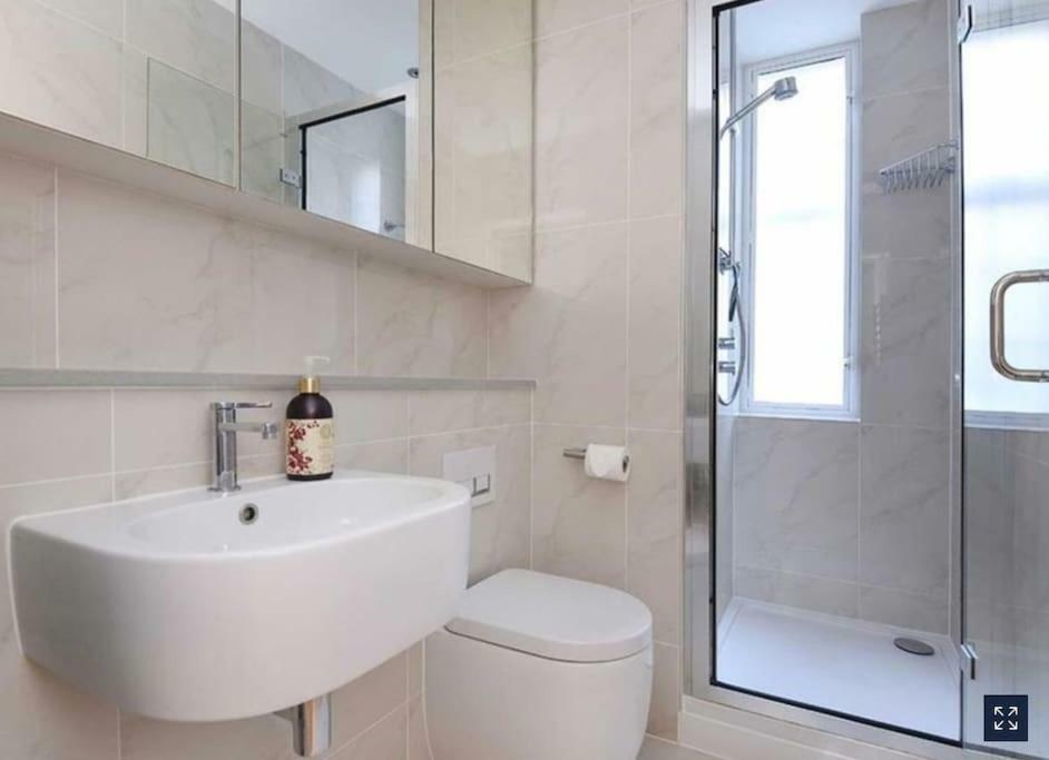 2 Bedroom Just Off Kings Road Apartament Londra