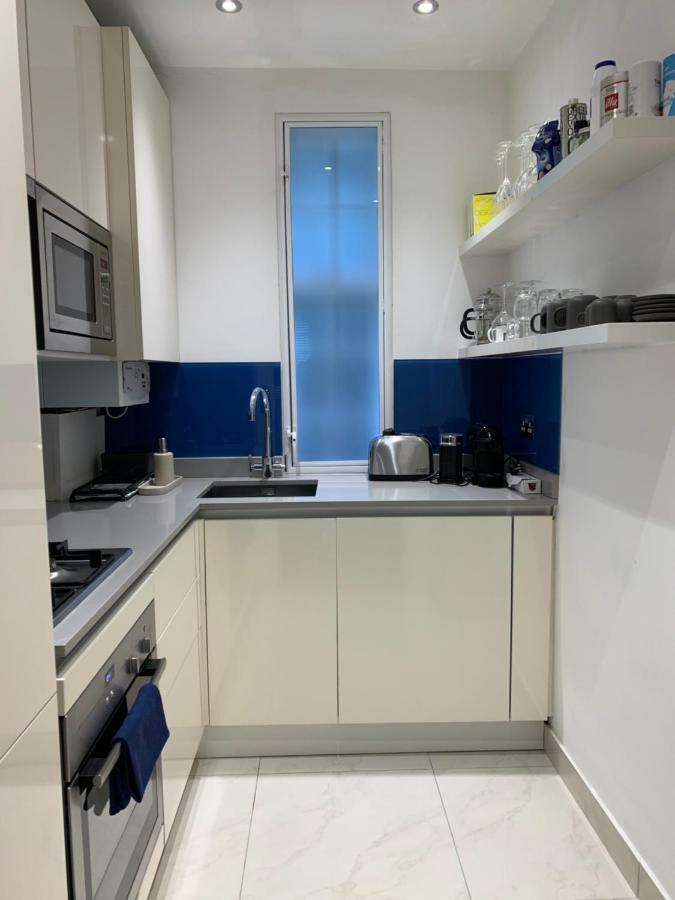 2 Bedroom Just Off Kings Road Apartament